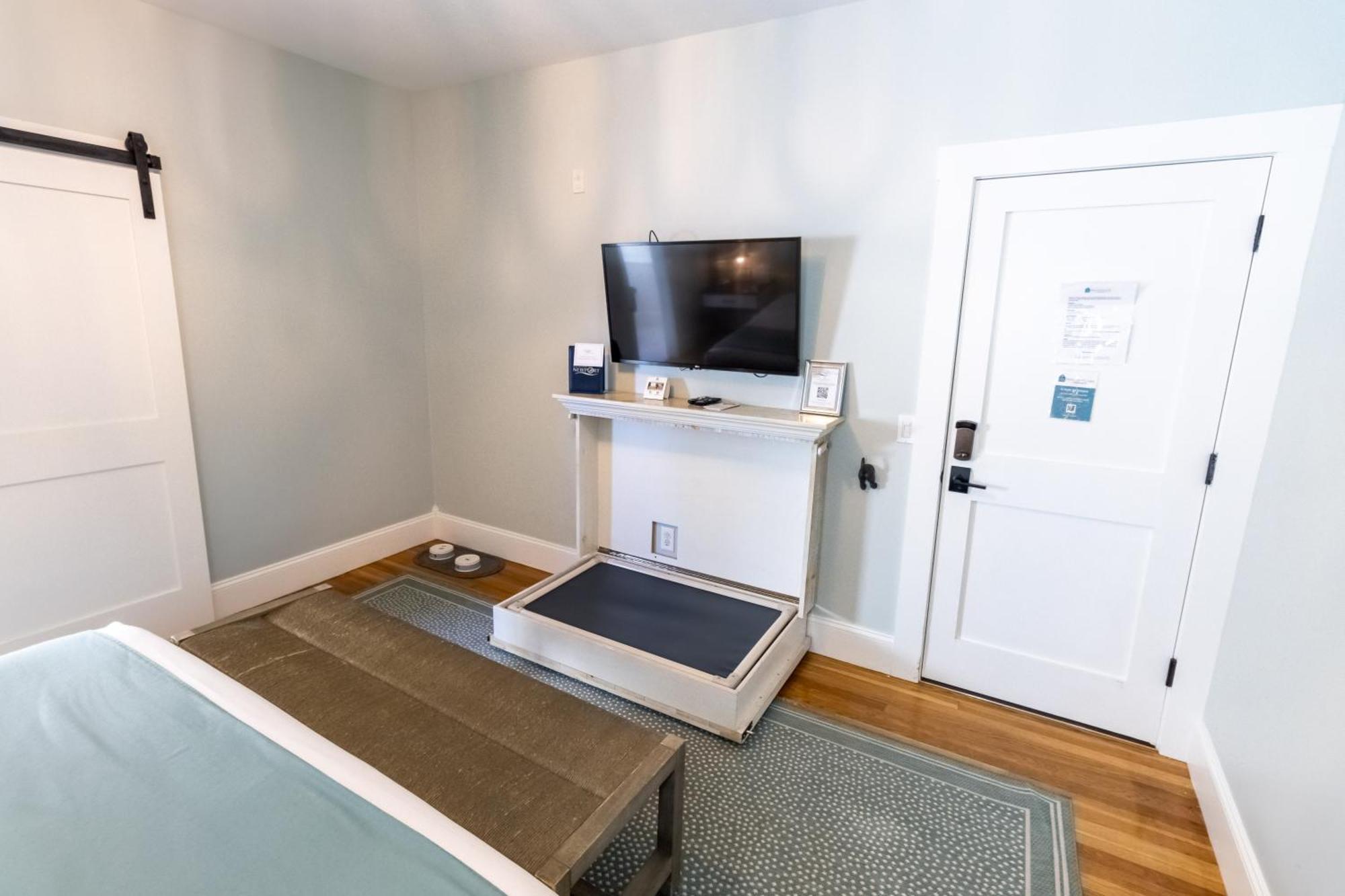 Paws On Pelham (Adults Only) Bed & Breakfast Newport Bagian luar foto