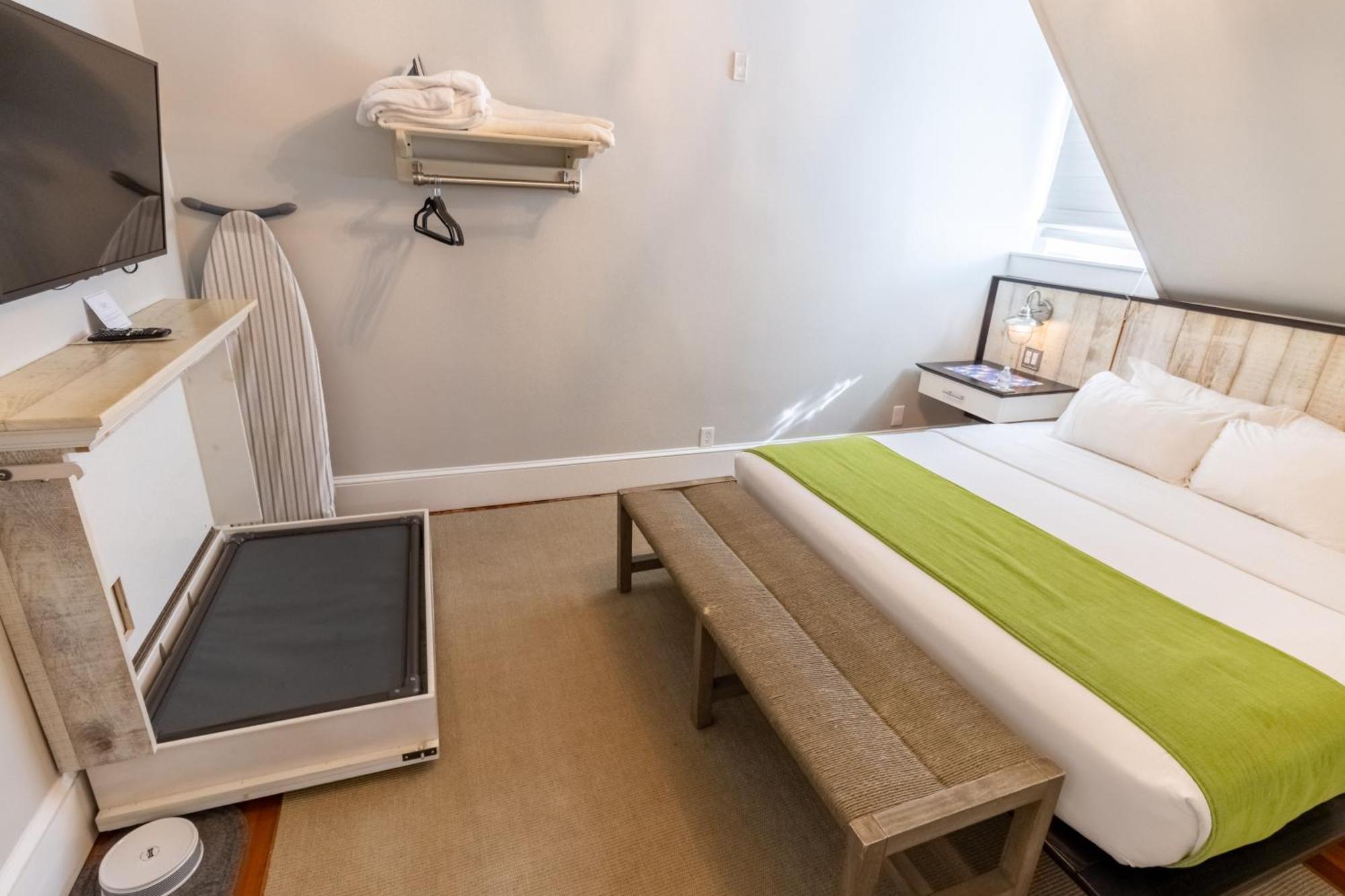 Paws On Pelham (Adults Only) Bed & Breakfast Newport Bagian luar foto