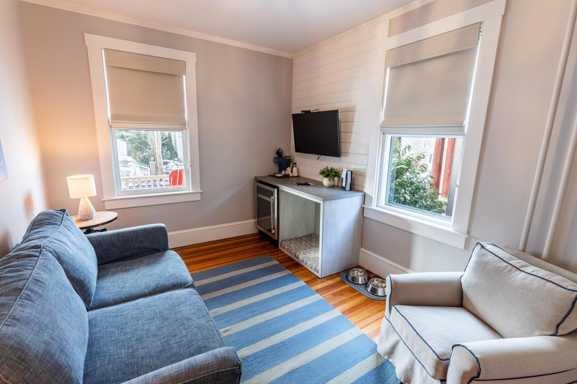 Paws On Pelham (Adults Only) Bed & Breakfast Newport Bagian luar foto