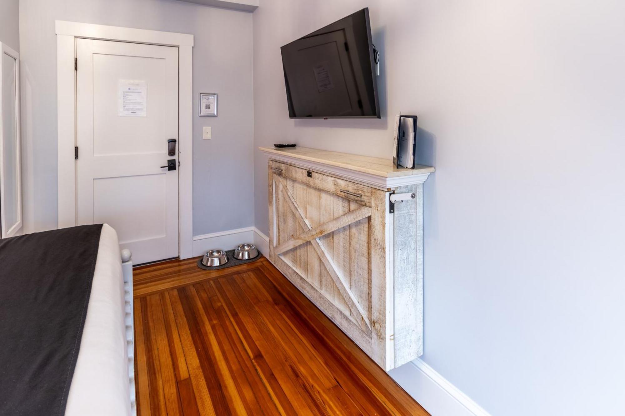 Paws On Pelham (Adults Only) Bed & Breakfast Newport Bagian luar foto