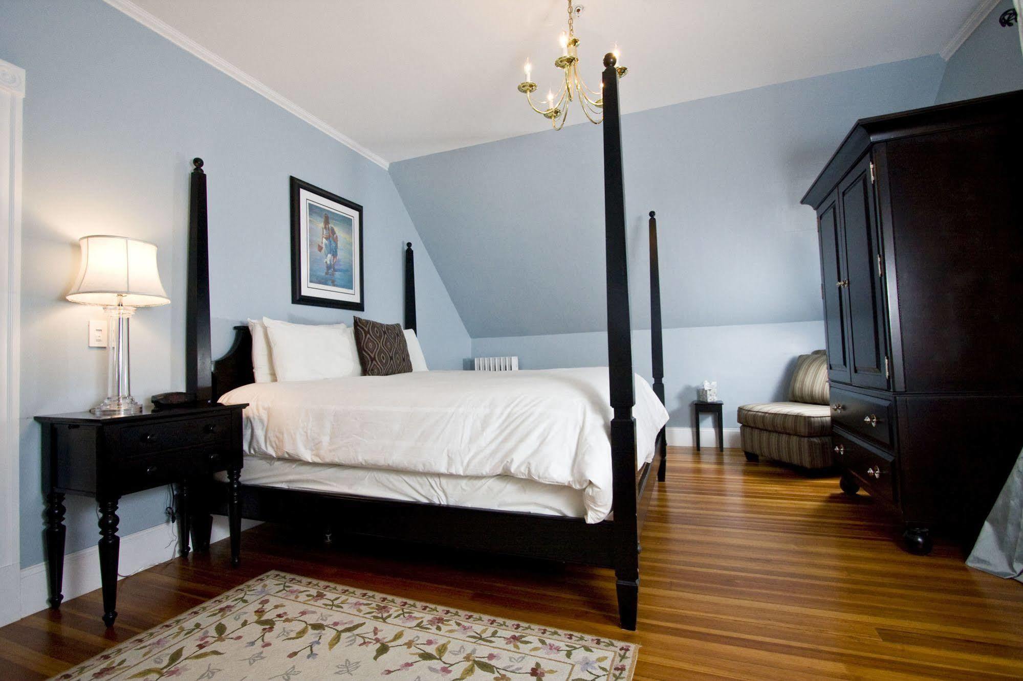 Paws On Pelham (Adults Only) Bed & Breakfast Newport Bagian luar foto