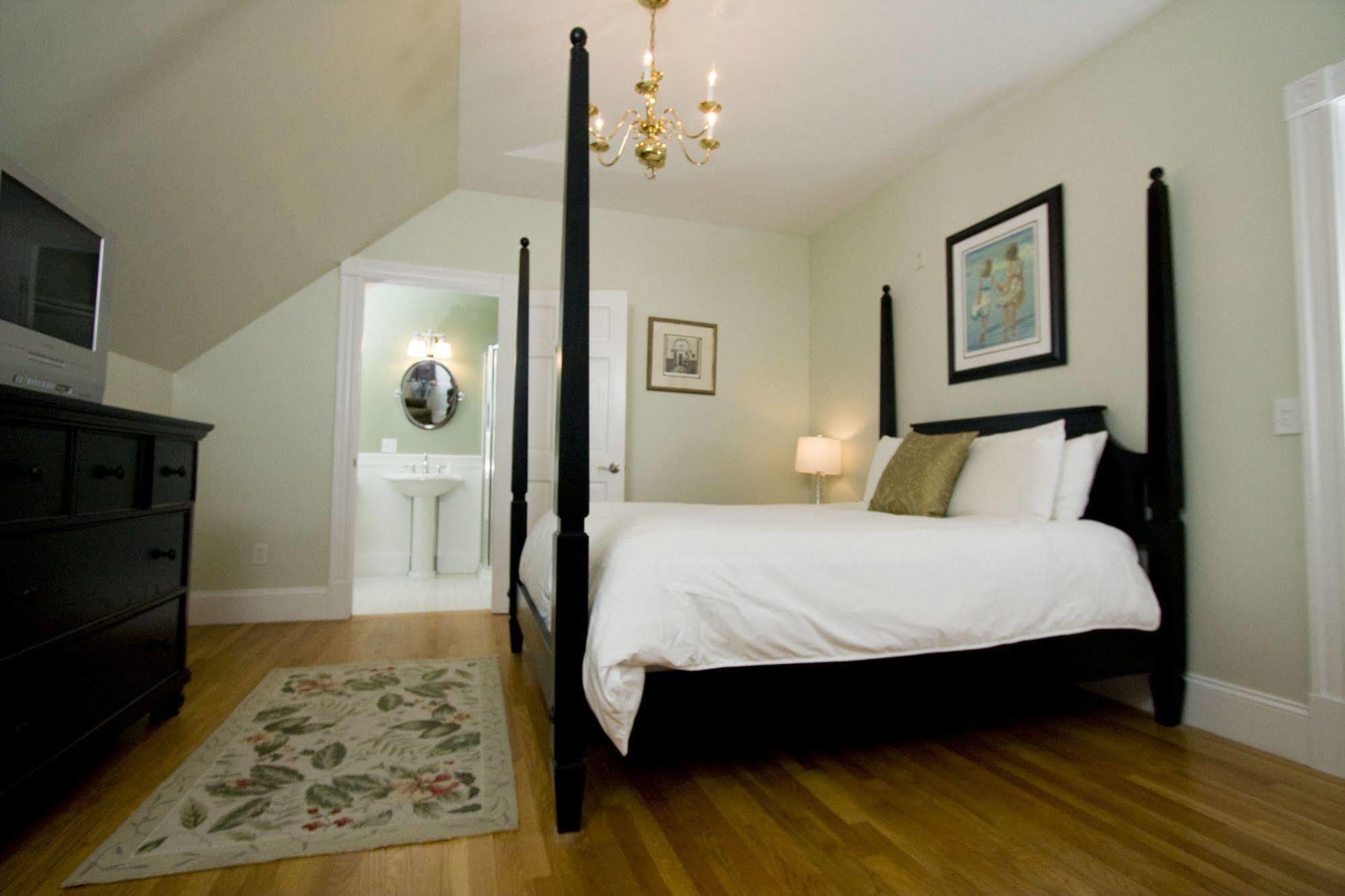 Paws On Pelham (Adults Only) Bed & Breakfast Newport Bagian luar foto