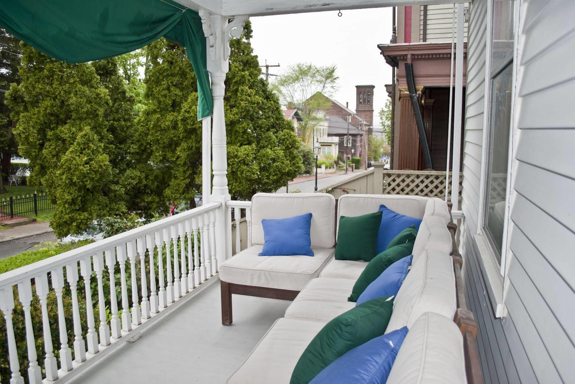 Paws On Pelham (Adults Only) Bed & Breakfast Newport Bagian luar foto